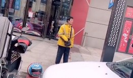 男子吃瓜吃到自己头上出租车视频,男子不慎将瓜皮吃到头上，出租车内上演爆笑一幕