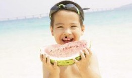 婴幼儿视频吃瓜,萌化人心的小可爱日常