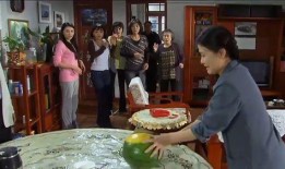 吃瓜群众喝茶看戏视频,喝茶看戏，尽享悠闲时光