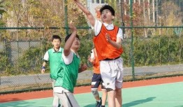 篮球教练吃瓜群众视频,视频走红网络，揭秘场下趣味瞬间