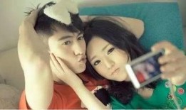 对镜拍视频情侣吃瓜,情侣对镜拍瓜，甜蜜互动引网友热议