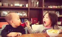 两姐弟吵架妈妈吃瓜视频,家庭欢乐瞬间