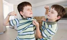 父母打架孩子吃瓜视频,孩子成“吃瓜群众”，目睹父母打架