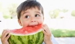 小孩挨打吃瓜视频大全图片,孩子遭遇的残酷现实