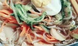 牛大瓜美食吃凉面视频,夏日必备凉面制作大揭秘！