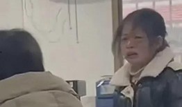 父母打架孩子吃瓜视频,孩子成“吃瓜群众”，目睹父母打架