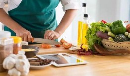 吃瓜少女做饭的视频,视频教你轻松烹饪家常美食