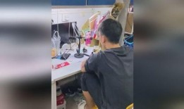 男生有一个吃瓜视频的群,揭秘男生吃瓜视频群的热闹日常