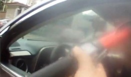 男子吃瓜吃到自己头上出租车视频,男子不慎将瓜皮吃到头上，出租车内上演爆笑一幕