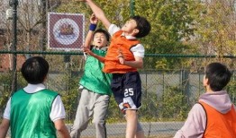 篮球教练吃瓜群众视频,视频走红网络，揭秘场下趣味瞬间