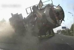 二郎吃瓜的视频在线观看,趣味横生的美食体验