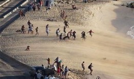 吃瓜群众海滩围观视频,吃瓜群众目睹惊险一幕