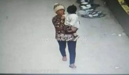 大妈吵架小孩吃瓜视频,围观小孩吃瓜成焦点