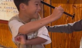 儿子吃瓜吃到牙签视频,意外成萌娃搞笑瞬间