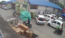 警察抓人女子吃瓜视频,网络热议背后真相揭秘