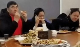 吃瓜群众喝茶看戏视频,喝茶看戏，尽享悠闲时光