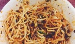 牛大瓜美食吃凉面视频,夏日必备凉面制作大揭秘！