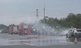 围观洪水的吃瓜群众视频