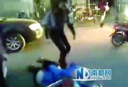 女子打人吃瓜视频播放下载,吃瓜群众热议下载观看