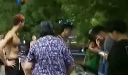 大妈吵架小孩吃瓜视频,围观小孩吃瓜成焦点