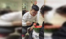 吃瓜的小伙子完整视频