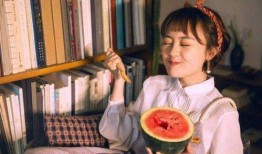 两个吃瓜女孩的故事视频,两位女孩的甜蜜吃瓜故事