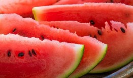 韩国人用勺子吃瓜视频,用勺子吃瓜，解锁夏日新食尚